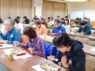 神妙な顔で味わう郷土食（でも大好評でした）