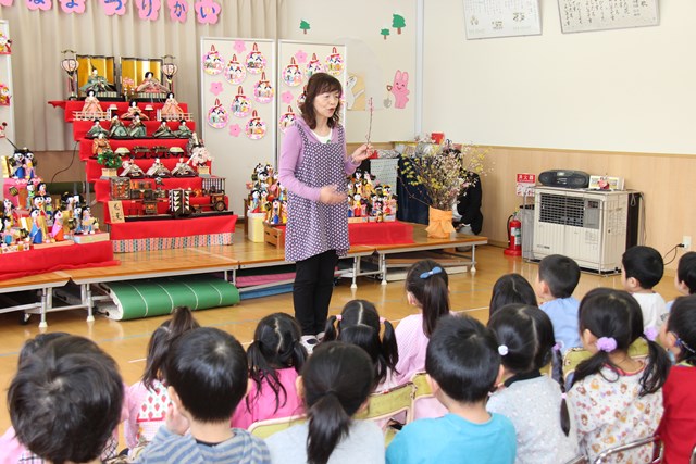 桃の節句の由来を聞く園児の画像