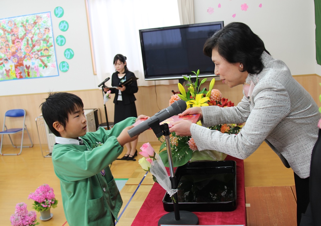 園児が修了証書を受け取る画像