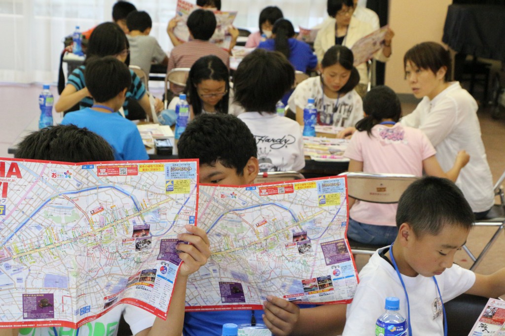 那覇市「国際通り」の地図を見る児童の画像