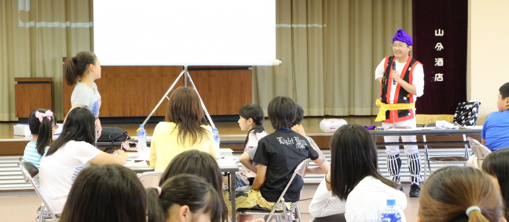 参加児童が藤田先生に質問する様子画像