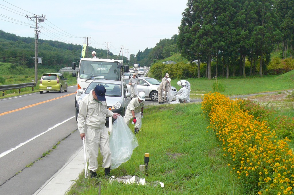 村内道路美化作業の様子画像