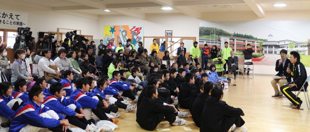 川崎選手の話を聞く生徒の画像