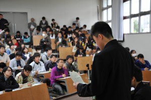 福島大学で授業を行う中学生の画像