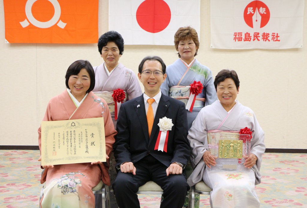 内堀知事と女性農業者の皆さんとの記念撮影画像