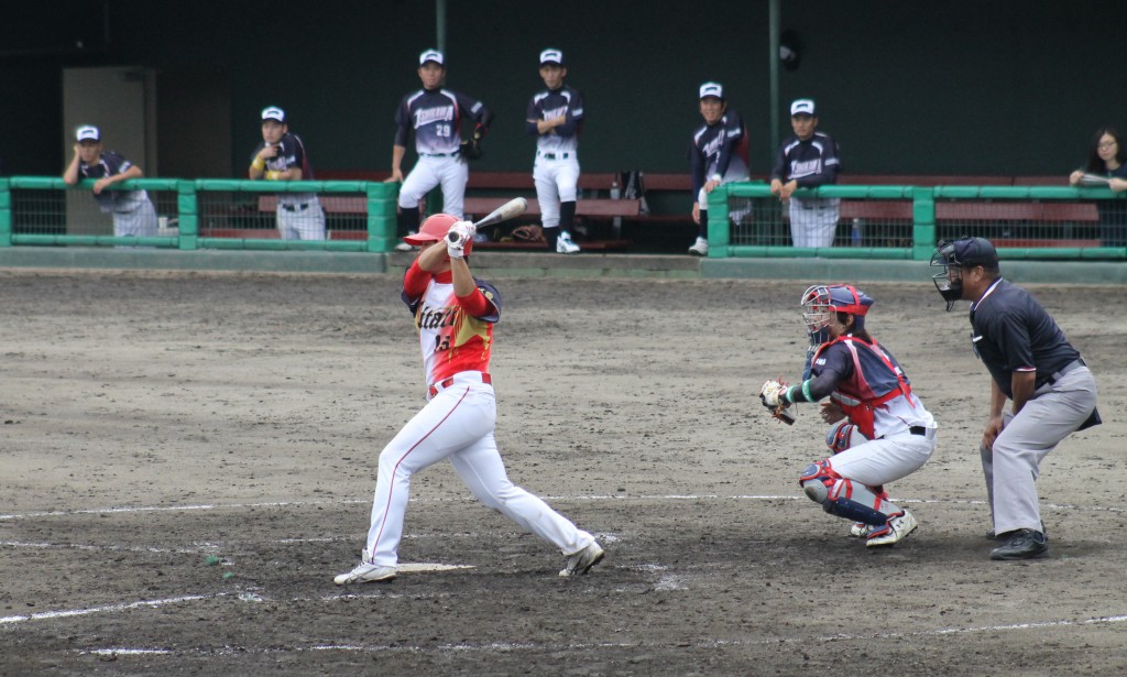 打席に立つ高橋敏選手の画像