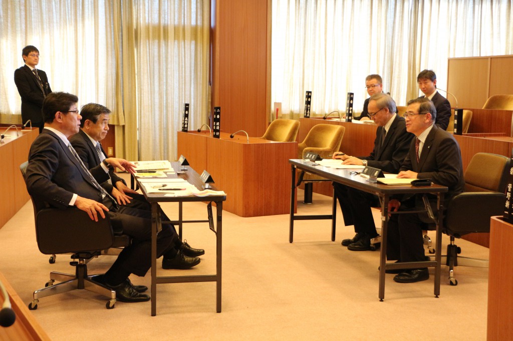 菅野村長と高木大臣らの会談の様子画像