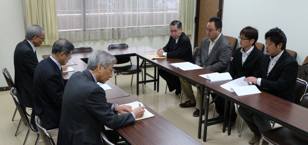 「飯舘村の子どもの将来を考える会」要望書提出のようす画像