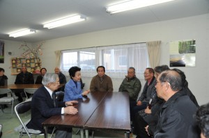 常陸宮様、華子様と入居者の対話のようす画像