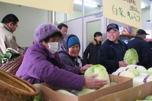 住民が買い物をしているようす画像