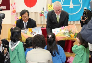 園児から花束を贈られた塩坂さんとミラーさんの画像