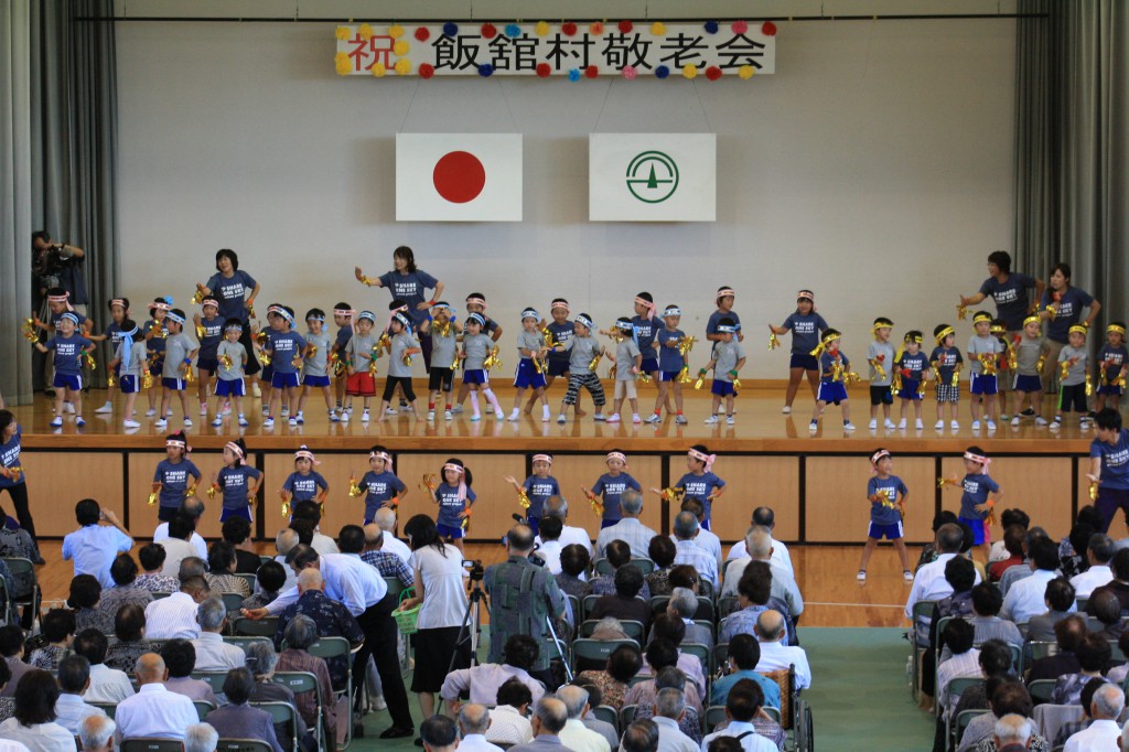 敬老会でお遊戯を披露する園児たちの画像