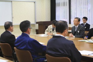 長浜環境大臣と村議会議長らとの会談のようす画像