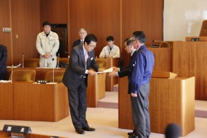 石原環境大臣に要望書を手渡す村長と議長の画像