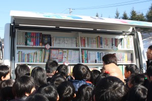 移動図書館車「こあら号」の画像