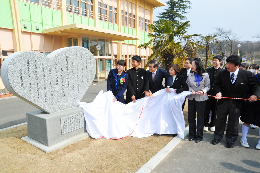 飯舘中学校で行われた除幕式の画像