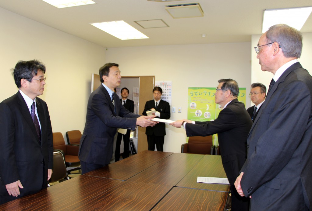 損害賠償請求書提出のようす画像